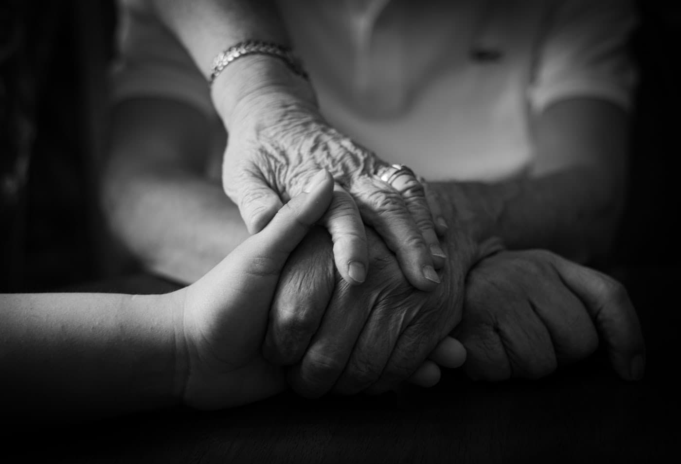 Medicinska sestra pomaže starijoj osobi u kući — usluga njege u Hrvatskoj.